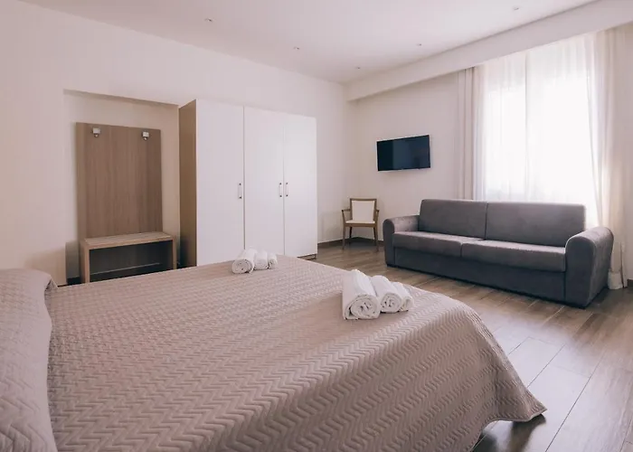 La Promenade Rooms & Suites