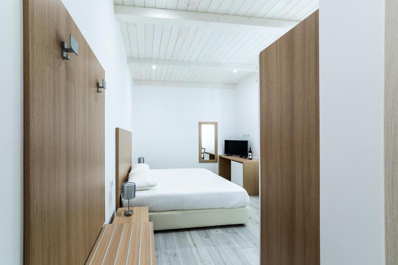 La Promenade & Guest house *