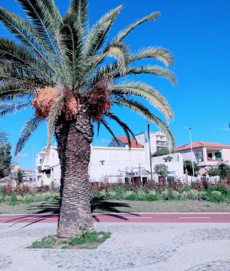 La Promenade & *
